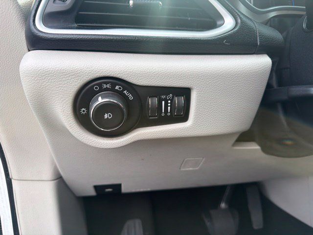 Used 2019 Chrysler Pacifica Touring-L FWD image 18