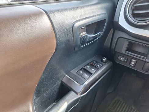 Used 2016 Toyota Tacoma Limited w/ Towing Package RWD image 17