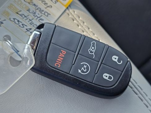 Used 2023 Jeep Compass Latitude w/ Convenience Group AWD/4WD image 31