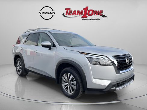 New 2025 Nissan Pathfinder SL image 2