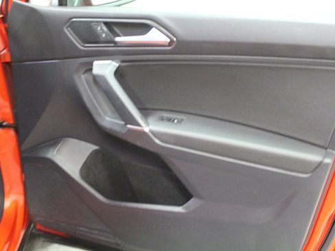 Used 2018 Volkswagen Tiguan SE w/ Panoramic Sunroof Package image 25