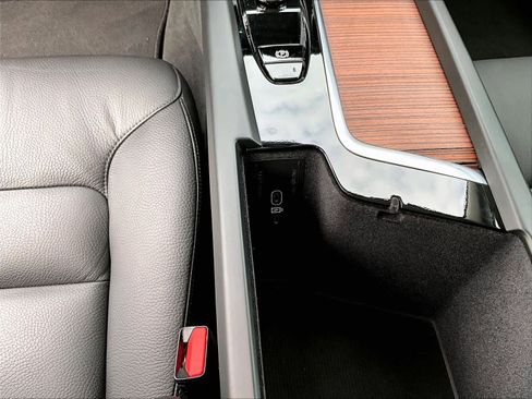 Used 2025 Volvo V60 B5 Cross Country Plus image 36