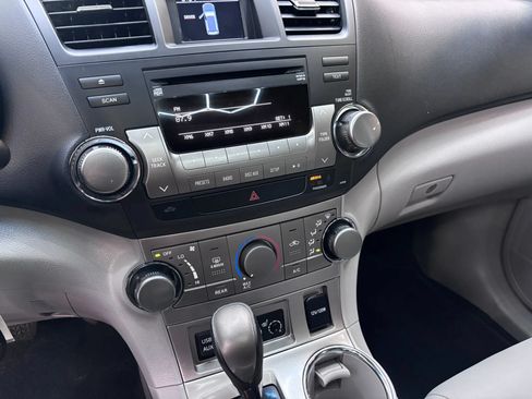 Used 2011 Toyota Highlander SE FWD image 17