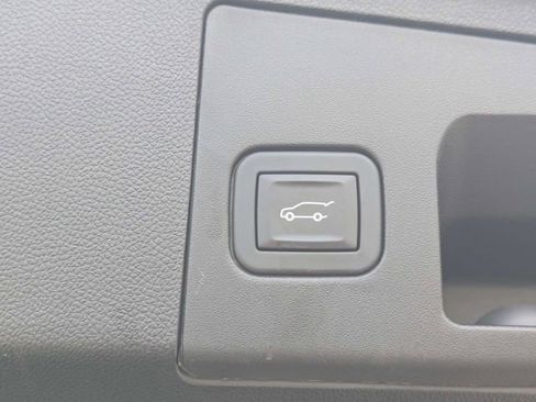 Used 2025 Cadillac XT4 Premium Luxury image 13