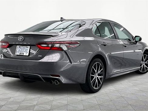 Used 2022 Toyota Camry SE image 2