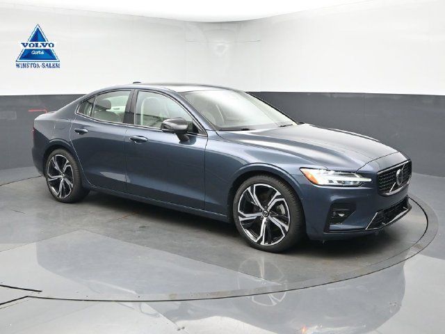 Used 2020 Volvo S60 T5 Momentum FWD image 1