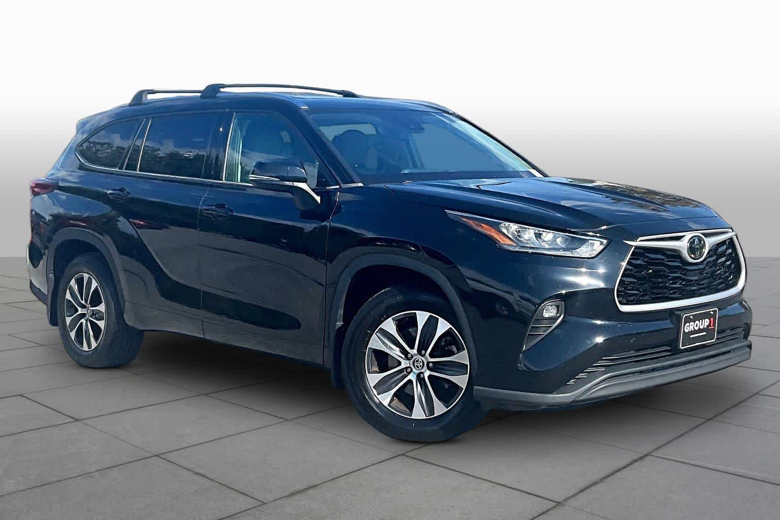 Used 2020 Toyota Highlander XLE AWD/4WD image 3