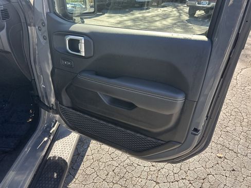 Used 2020 Jeep Gladiator Overland w/ Trailer Tow Package image 17