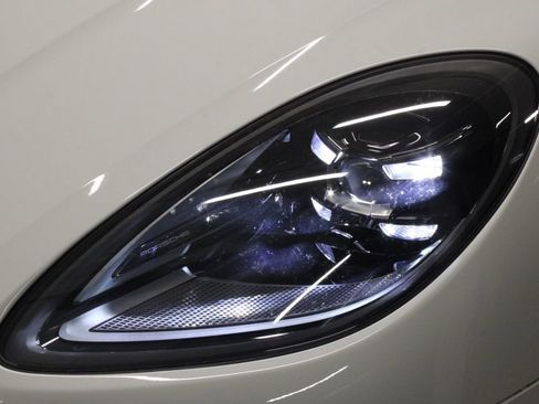 Certified 2022 Porsche Macan AWD/4WD image 11