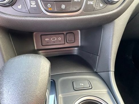 Used 2024 Chevrolet Equinox LT FWD image 24