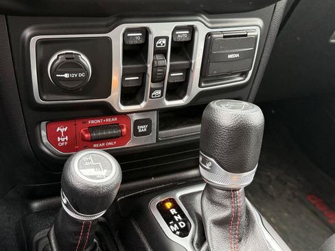 Used 2018 Jeep Wrangler Unlimited Rubicon AWD/4WD image 16