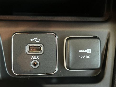 Used 2019 Jeep Cherokee Latitude Plus w/ Comfort/Convenience Group AWD/4WD image 23