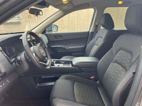 Used 2025 Nissan Pathfinder SV image 29