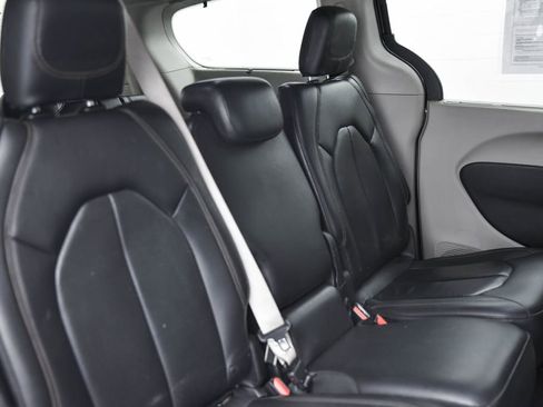 Used 2018 Chrysler Pacifica Touring-L Plus image 15