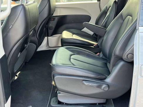 Used 2023 Chrysler Pacifica Touring-L FWD image 15