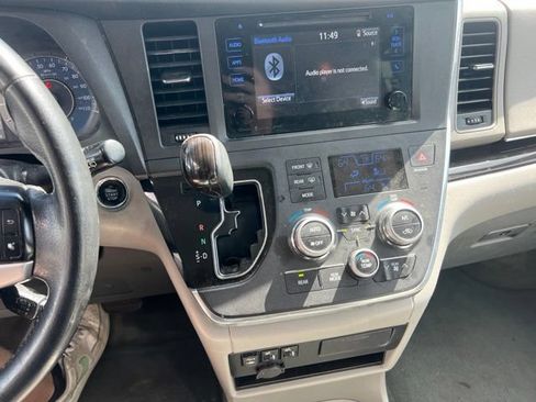 Used 2017 Toyota Sienna XLE AWD/4WD image 9