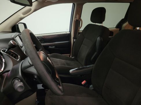 Used 2019 Dodge Grand Caravan SE FWD image 17