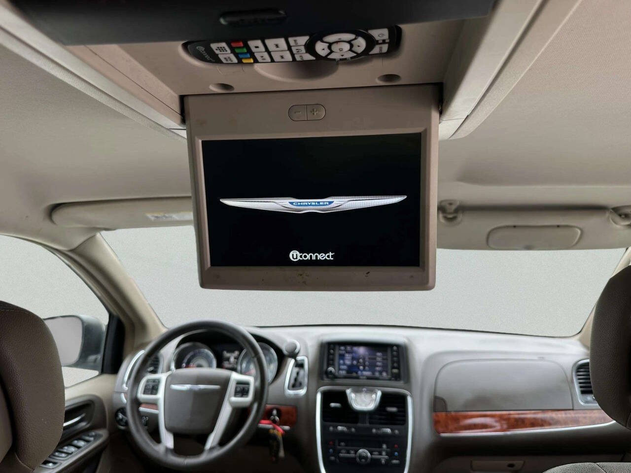 Used 2014 Chrysler Town & Country Touring FWD image 18