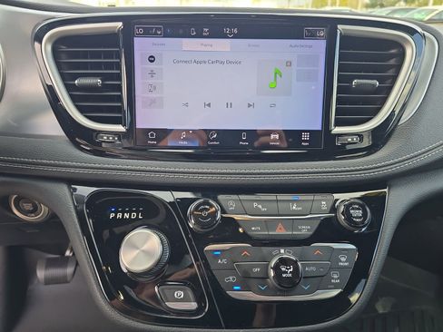 Used 2021 Chrysler Pacifica Touring w/ S Appearance Package image 17