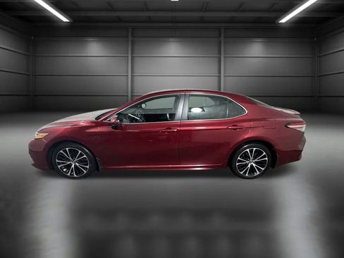 Used 2018 Toyota Camry SE image 2