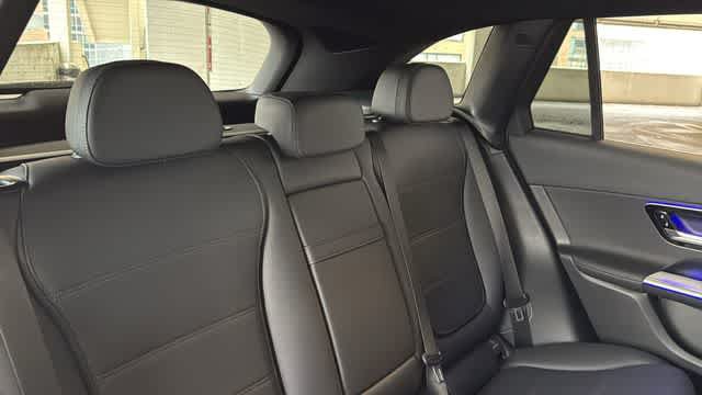 Used 2025 Mercedes-Benz GLC 300 4MATIC image 33