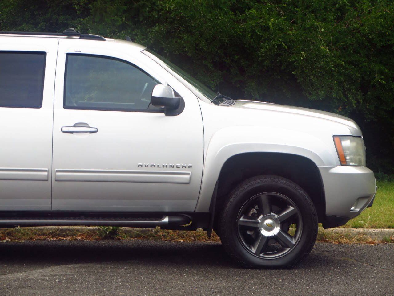 Used 2011 Chevrolet Avalanche LT w/ Luxury Package AWD/4WD image 33