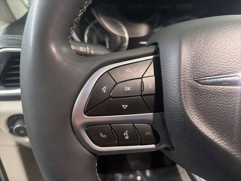 Used 2023 Chrysler Pacifica Limited FWD image 13