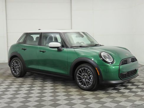 Used 2025 MINI Cooper 4-Door Hardtop image 4