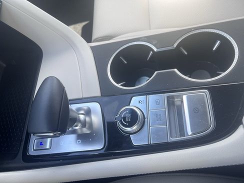 Used 2025 Genesis G70 2.5T image 22