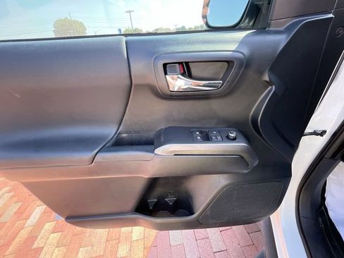 Used 2016 Toyota Tacoma TRD Off-Road w/ Towing Package AWD/4WD image 10