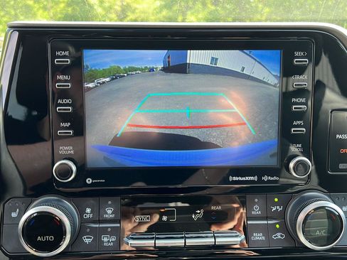 Used 2022 Toyota Highlander XLE AWD/4WD image 10