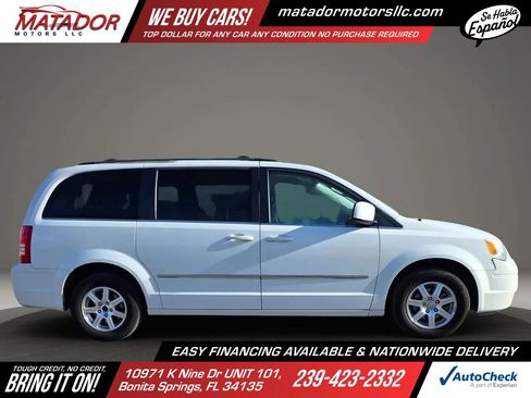 Used 2009 Chrysler Town & Country Touring FWD image 4