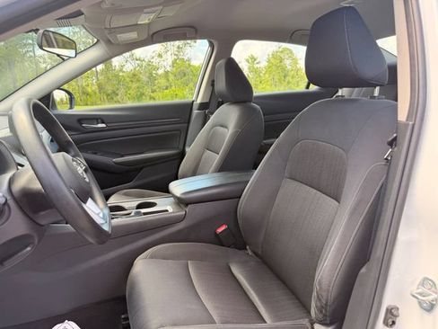 Used 2025 Nissan Altima 2.5 SV FWD image 6