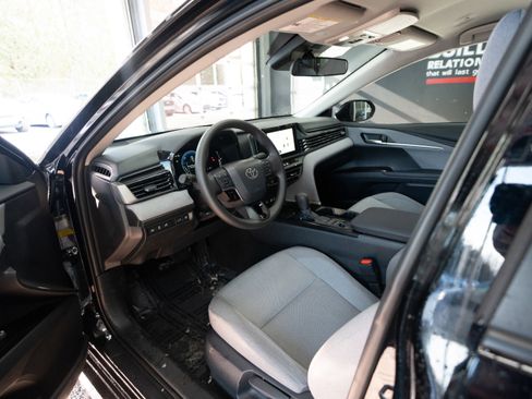 Used 2025 Toyota Camry LE image 8
