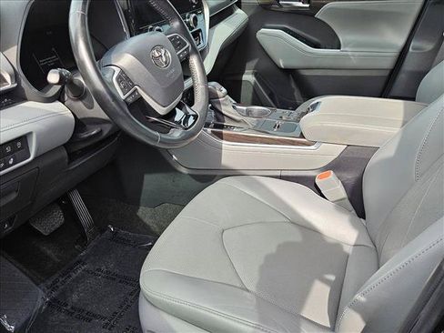 Used 2023 Toyota Highlander Platinum FWD image 16