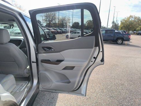 Used 2017 GMC Acadia SLE image 16