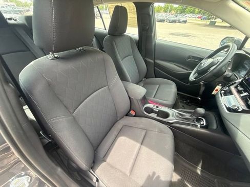 Used 2025 Toyota Corolla LE FWD image 12