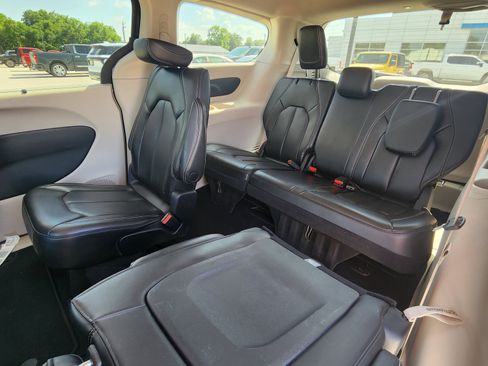 Used 2023 Chrysler Pacifica Touring-L FWD image 11