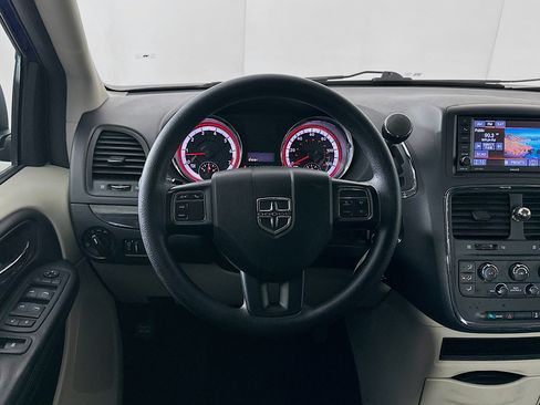 Used 2019 Dodge Grand Caravan SE w/ UConnect Hands-Free Group image 17