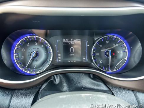 Used 2022 Chrysler Voyager LX FWD image 4