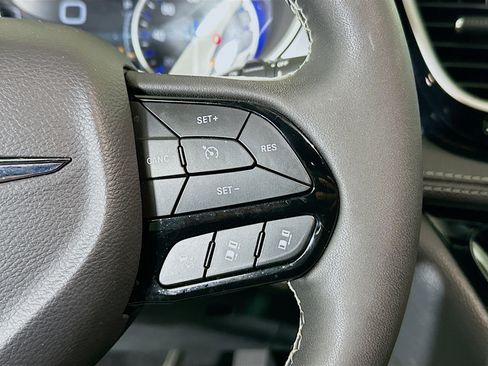 Used 2023 Chrysler Pacifica Touring-L w/ S Appearance Package FWD image 17