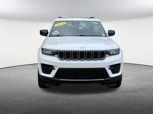 Used 2024 Jeep Grand Cherokee Laredo X w/ Luxury Tech Group I AWD/4WD image 2