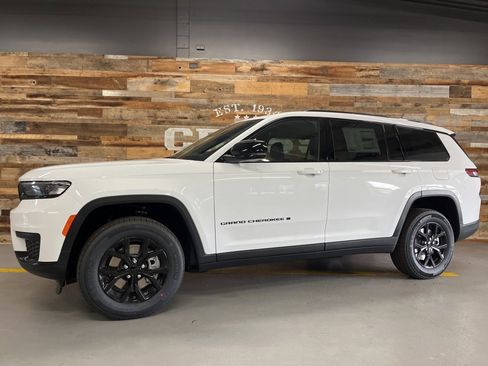 New 2025 Jeep Grand Cherokee L Altitude image 17