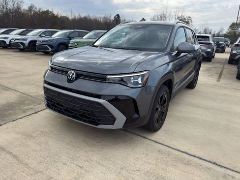 New 2026 Volkswagen Taos SE FWD image 1