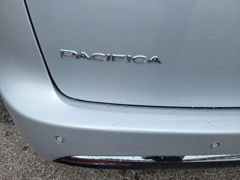 Used 2026 Chrysler Pacifica Select image 30
