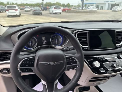 Used 2023 Chrysler Pacifica Touring-L image 12