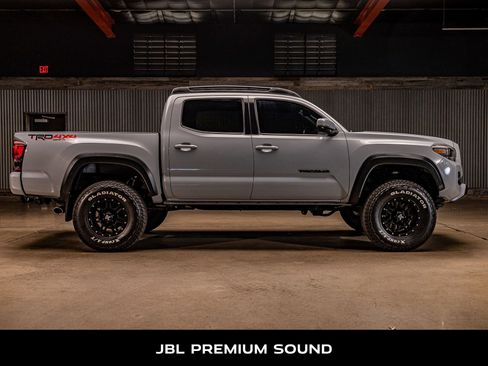 Used 2019 Toyota Tacoma TRD Off-Road AWD/4WD image 10