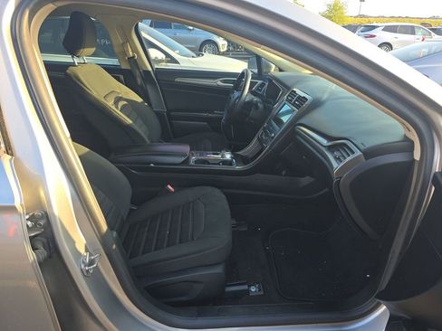 Used 2020 Ford Fusion SE image 3