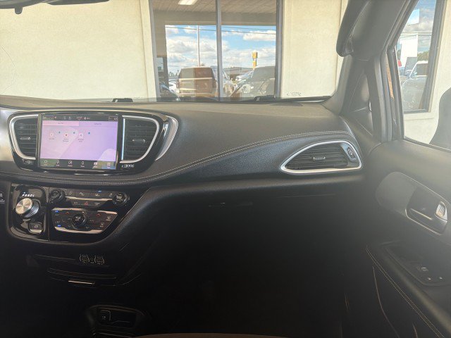Used 2023 Chrysler Pacifica Touring FWD image 21