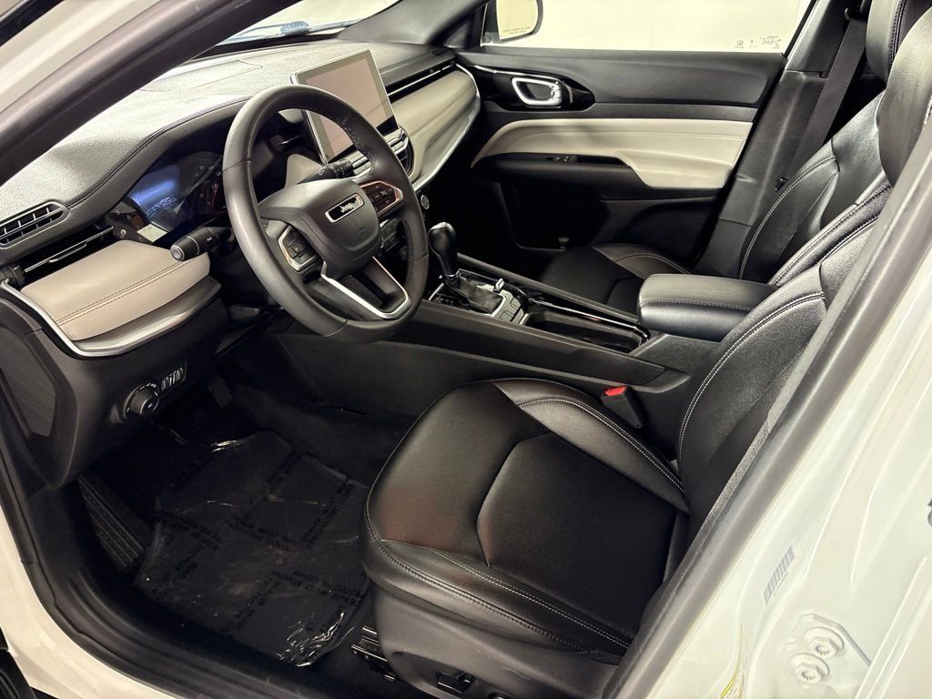 Used 2025 Jeep Compass Limited AWD/4WD image 25